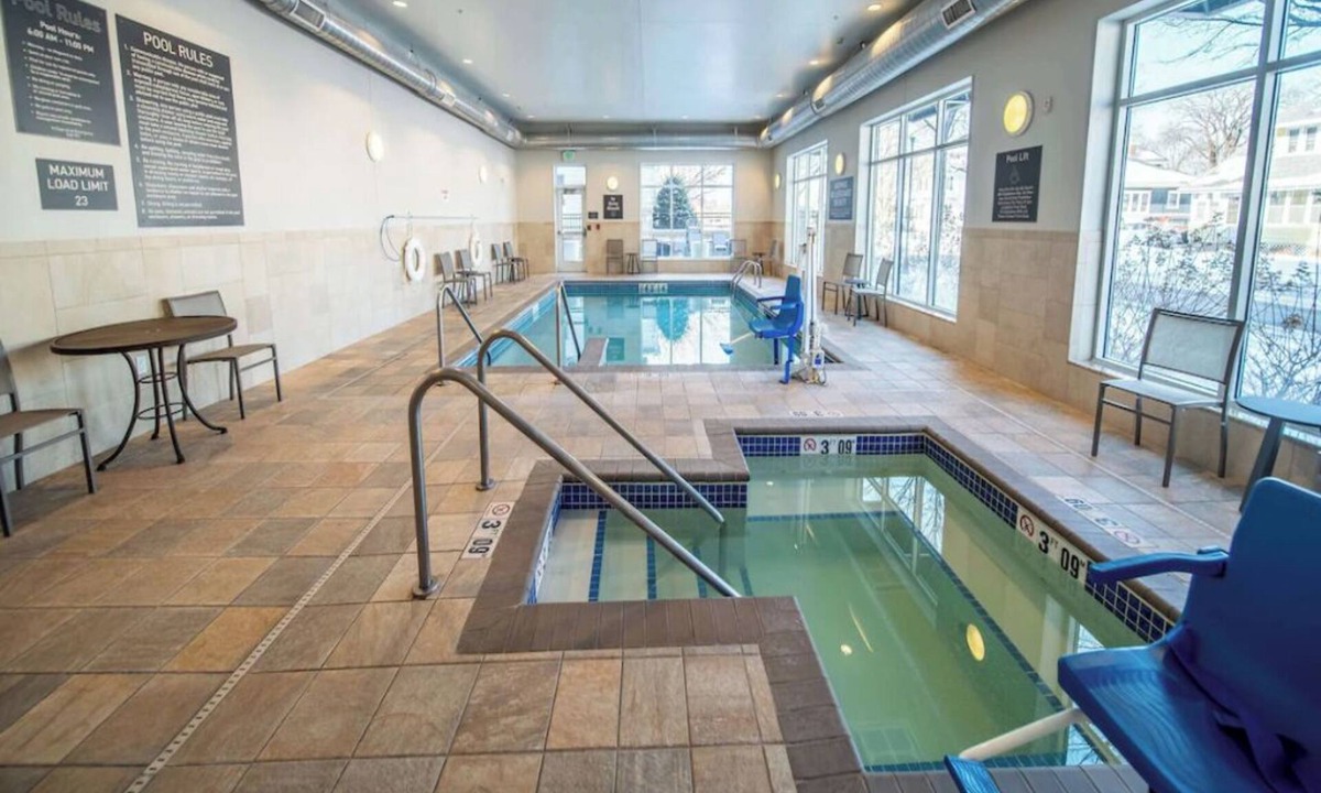 Kutzky Park Hotel | King Studio w/Kitchen, Pool & Free Parking | Near Mayo Clinic Campus