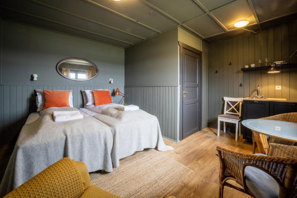 Hella House | Riverfront Lodge Hella