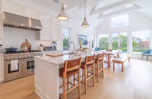Bridgehampton House | Bridgehampton on Private Cul-de-sac overlooking pond