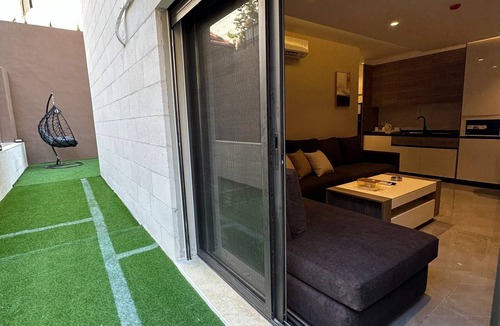 Al Swaifyeh Apartment | Charming Amman Apartment With Garden and Balcon