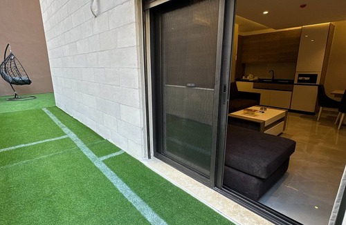 Al Swaifyeh Apartment | Charming Amman Apartment With Garden and Balcon