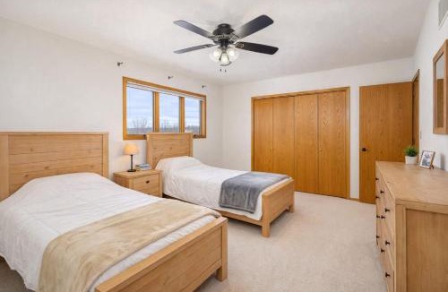 Appleton House | East Side 3 Br 2 full bath King Bed