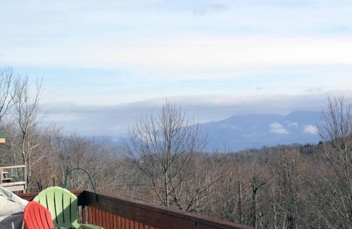 Charter Hills House | Lazy Bear Lodge: Charming Chalet
