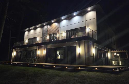 Eagle River House | Luxury Lakefront 4 BDR, 10 Beds, 4 Bath
