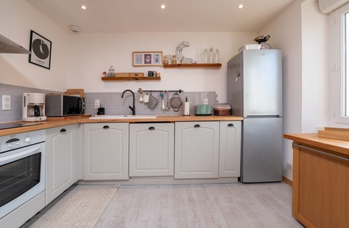 Quiberon House | Ty Eole Comfortable Holiday Home 10p with Private Terrace, Garden & Wi-Fi