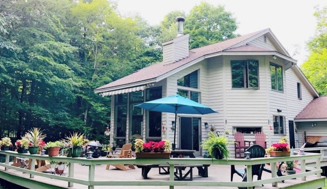 Bearfoot Camp~ Luxurious Home on 5 Private Acres Pet Friendly