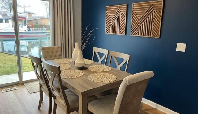 Beautiful waterfront vacation home -open & modern