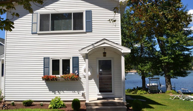 Direct Lakefront, 2 docks, private, easy access from I 91.
