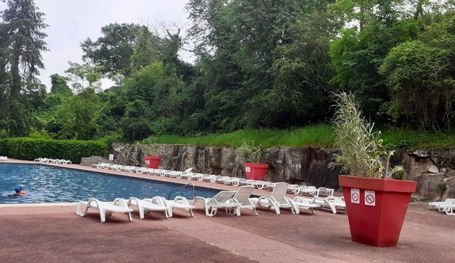 Homerez - Nice bungalow for 5 ppl. with shared pool and terrace at Saint-Chéron