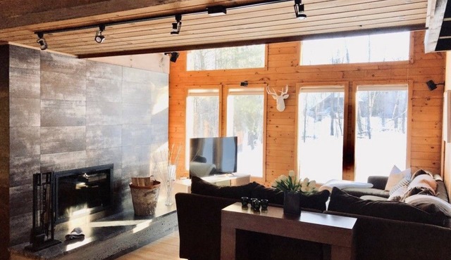 Modern-Rustic Style, Spacious, Suntec Townhouse. Hot tub & sauna.
