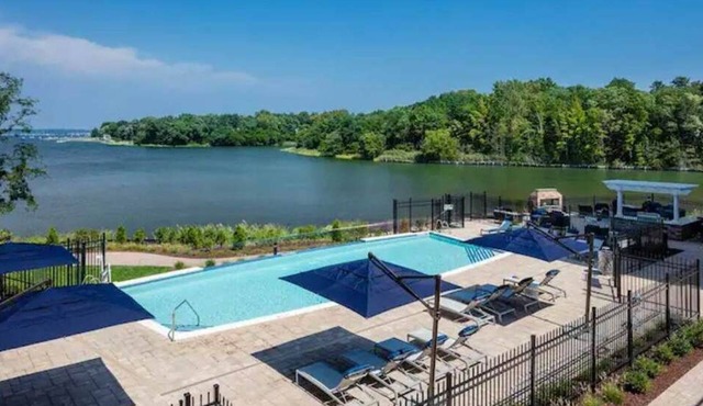 Pet-Friendly, Luxury Full-Amenities Apartment in Great Neck