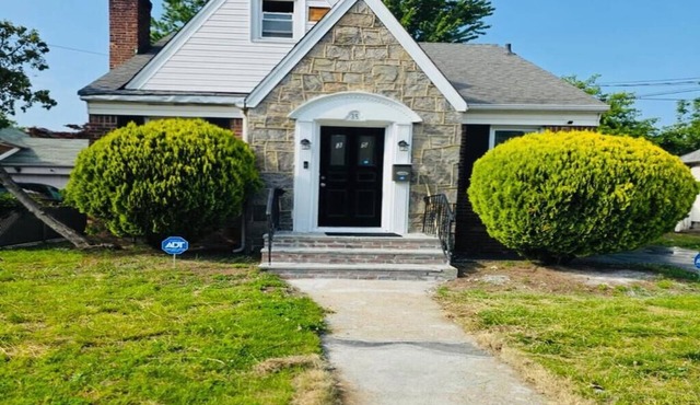 Stylish 5BR Haven - 5 Mins to JFK, Mall & Train Nearby + Free Parking!