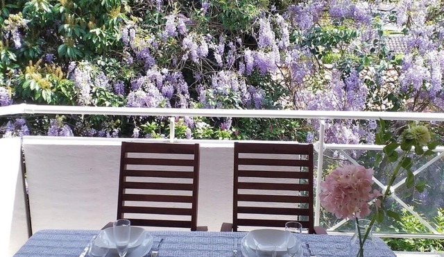 Two-bedroom apartment with a covered terrace and private parking, in a quiet location near downtown.