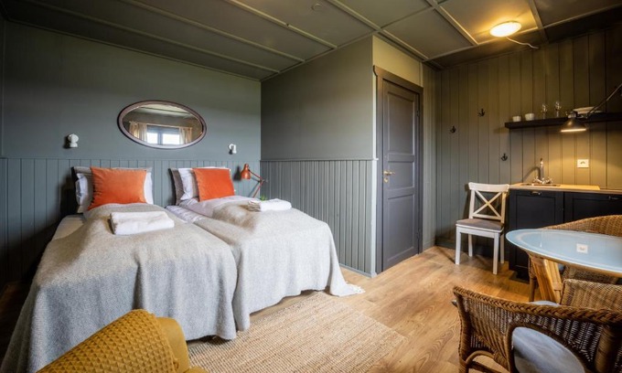 Hella House | Riverfront Lodge Hella