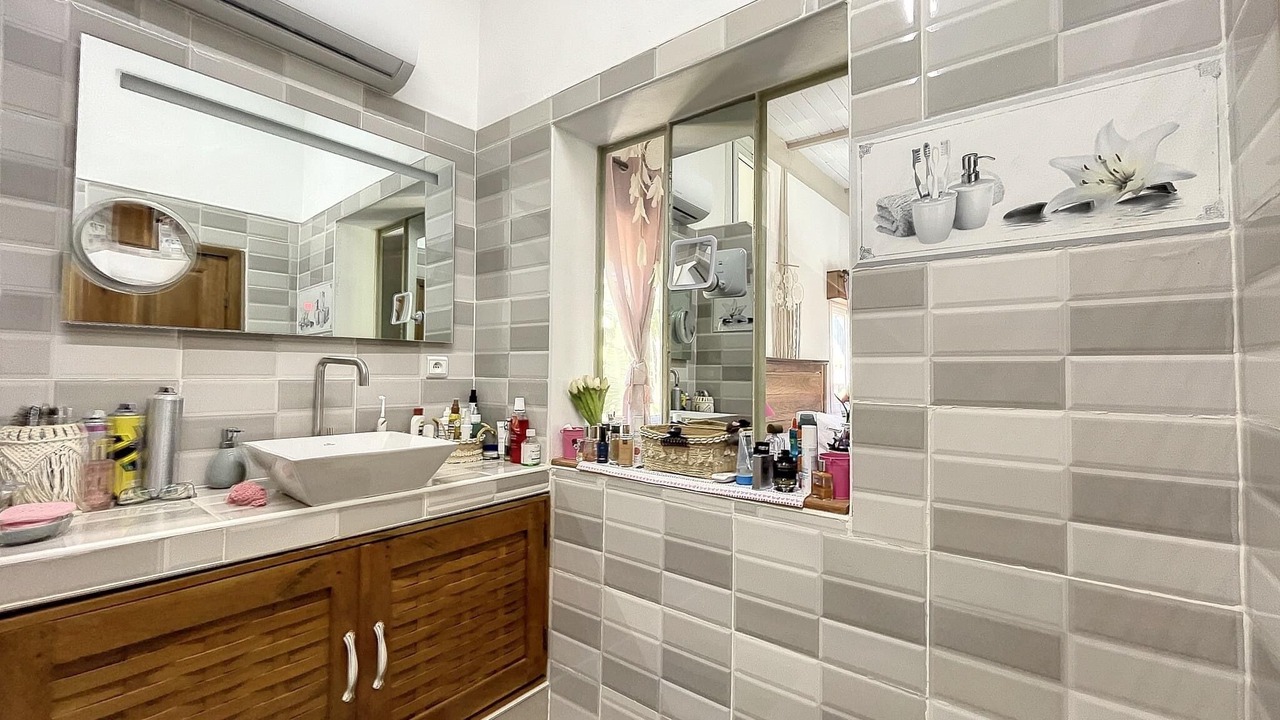 Photo of Bathroom in Hell-Ville